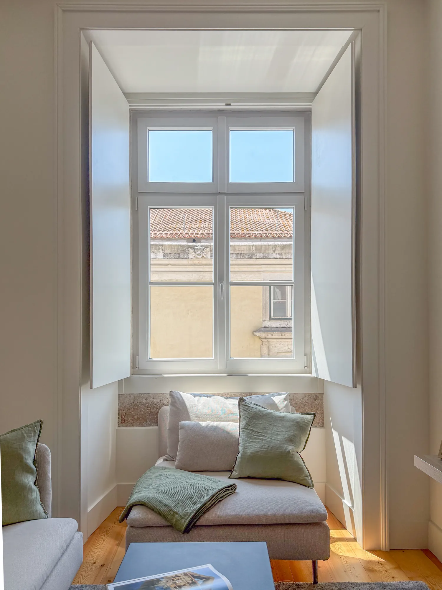 Window seat with cushions in the VH-Lisboa living room